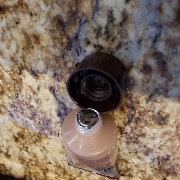 Burt's Bees Goodness Glows Tinted Moisturizer. Chestnut. Cruelty-Free - Picture 10 of 11